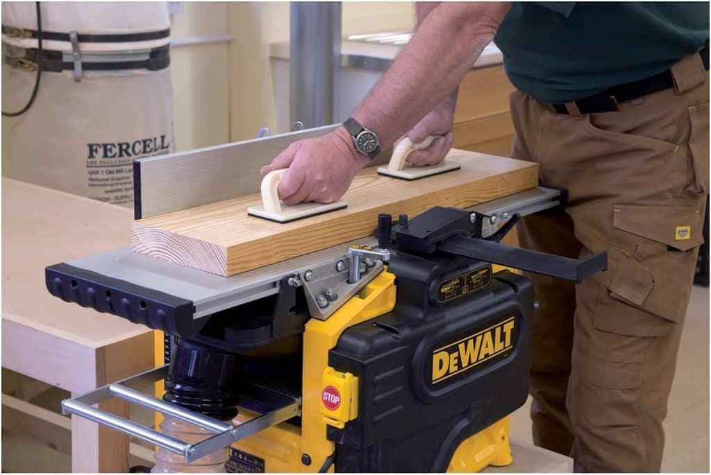 DeWALT 2100W Abricht- und Dickenhobel, 100mm Staubabsaugung, Plangefräster Alu-Dickenhobeltisch, gummierte Einzugwalze, Dickenhobelvorschub, Aluminium-Anschlag, inklusive Zubehör, D27300 DeWALT 2100W Abricht- und Dickenhobel, 100mm Staubabsaugung, Plangefräster Alu-Dickenhobeltisch, gummierte Einzugwalze, Dickenhobelvorschub, Aluminium-Anschlag, inklusive Zubehör, D27300