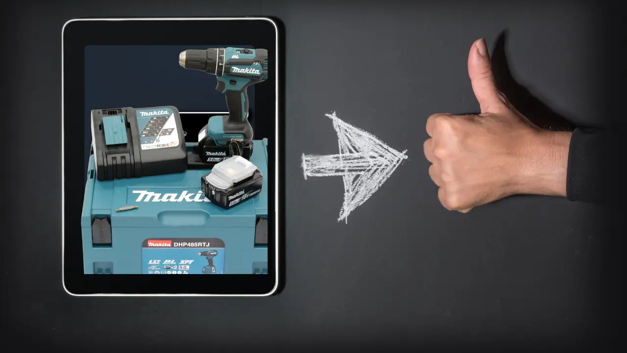 Makita Akku-Bohrschrauber DHP486RTJ mit Zubehör, Ladegerät und Transportkoffer, dargestellt auf einem Tablet-Bildschirm mit Daumen-hoch-Symbol und Pfeil auf schwarzem Hintergrund.
